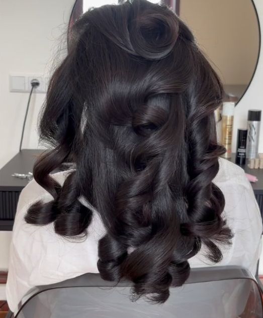 Zwart haar in grote, volle krullen