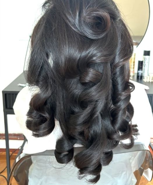 Zwart haar met veel volume en grote krullen