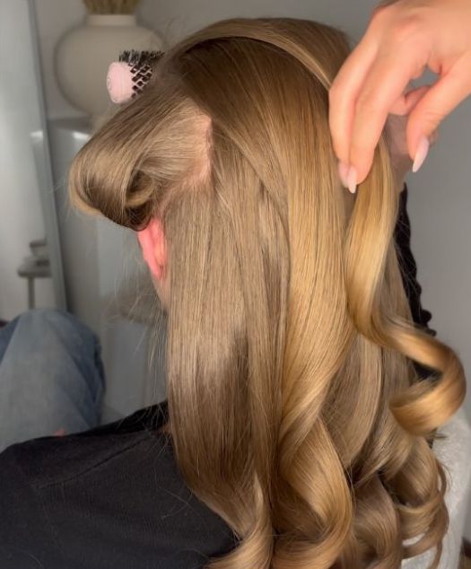 Goudblond haar met zachte krullen
