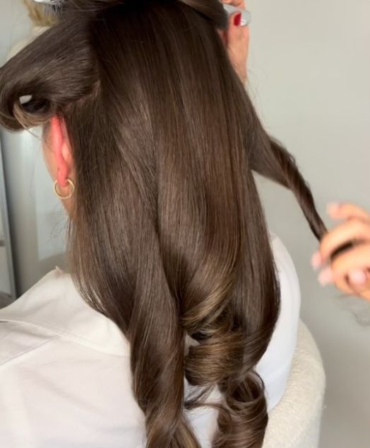 Donkerbruin haar wordt rond gekruld