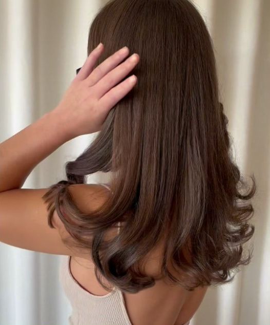 Lang bruin haar met naar binnen gekrulde punten