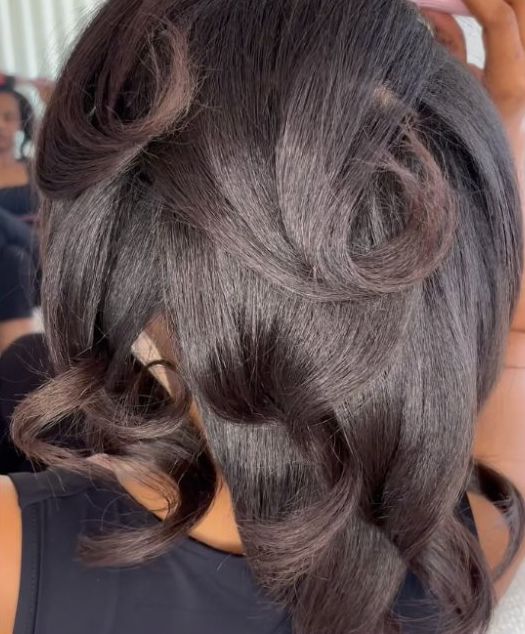 Donker haar met volume en rolkrullen