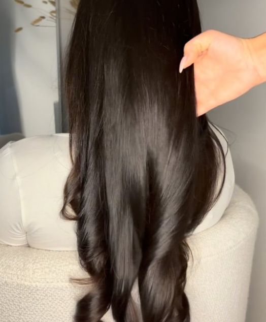 Lang, spiegelglad zwart haar na Hair Botox
